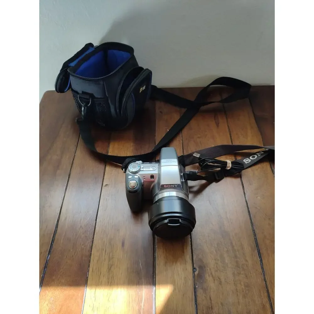 Sony Cyber-shot DSC-H2 6.0MP Camera w/Carl Zeiss Lens